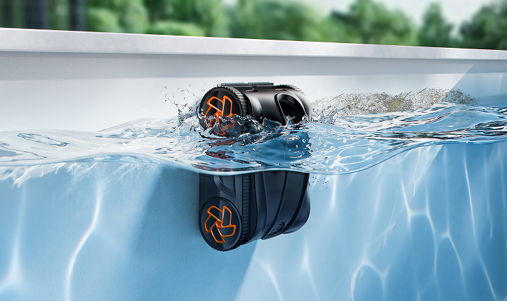 Pool cleaner climbing from floor to waterline